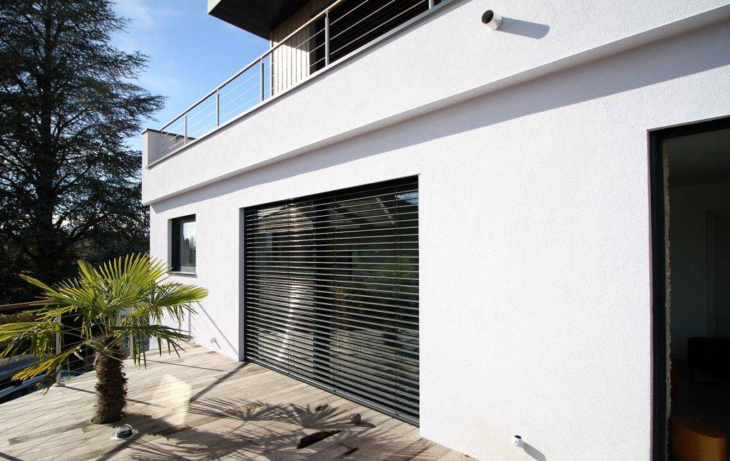 Vente et installation de brises-soleil orientables BSO pour baie vitrée ou fenêtre à Brignais et le secteur de Craponne