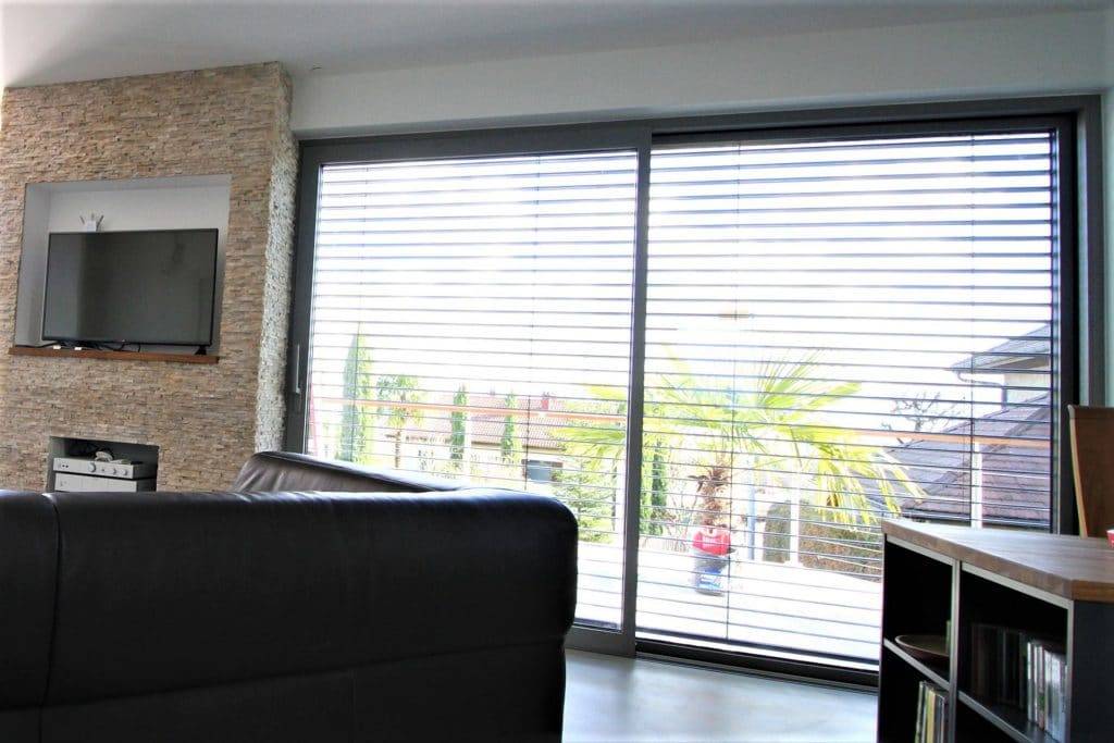 Vente et installation de brises-soleil orientables BSO pour baie vitrée ou fenêtre à Brignais et le secteur de Craponne