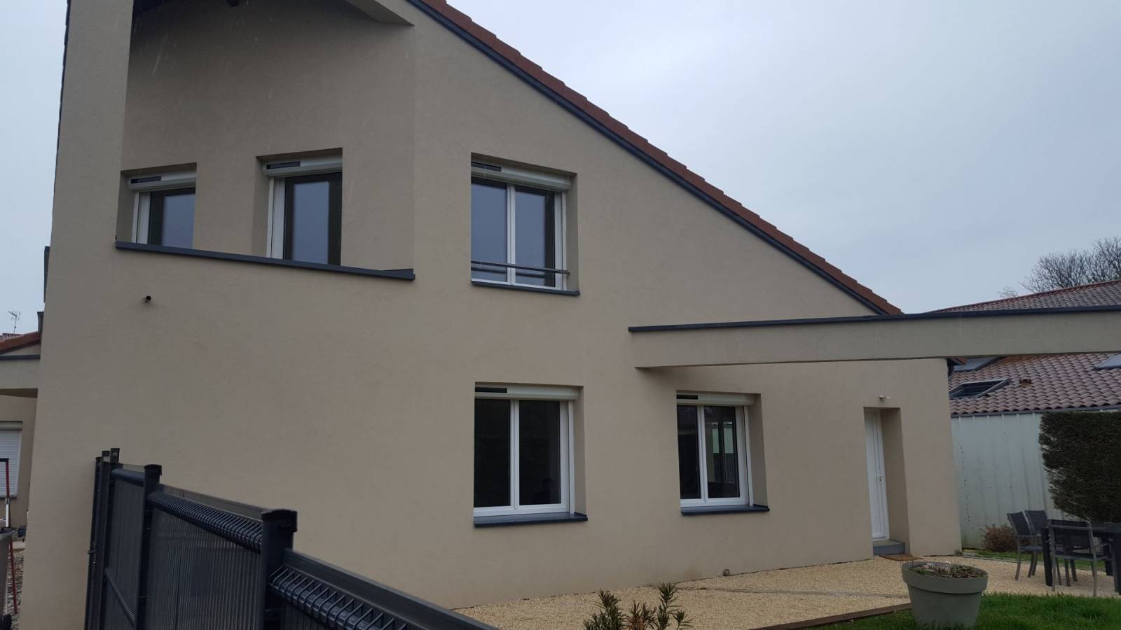 Installer volets roulants solaires dans maison Saint-Cyr-au-Mont-d’Or Monts d’Or