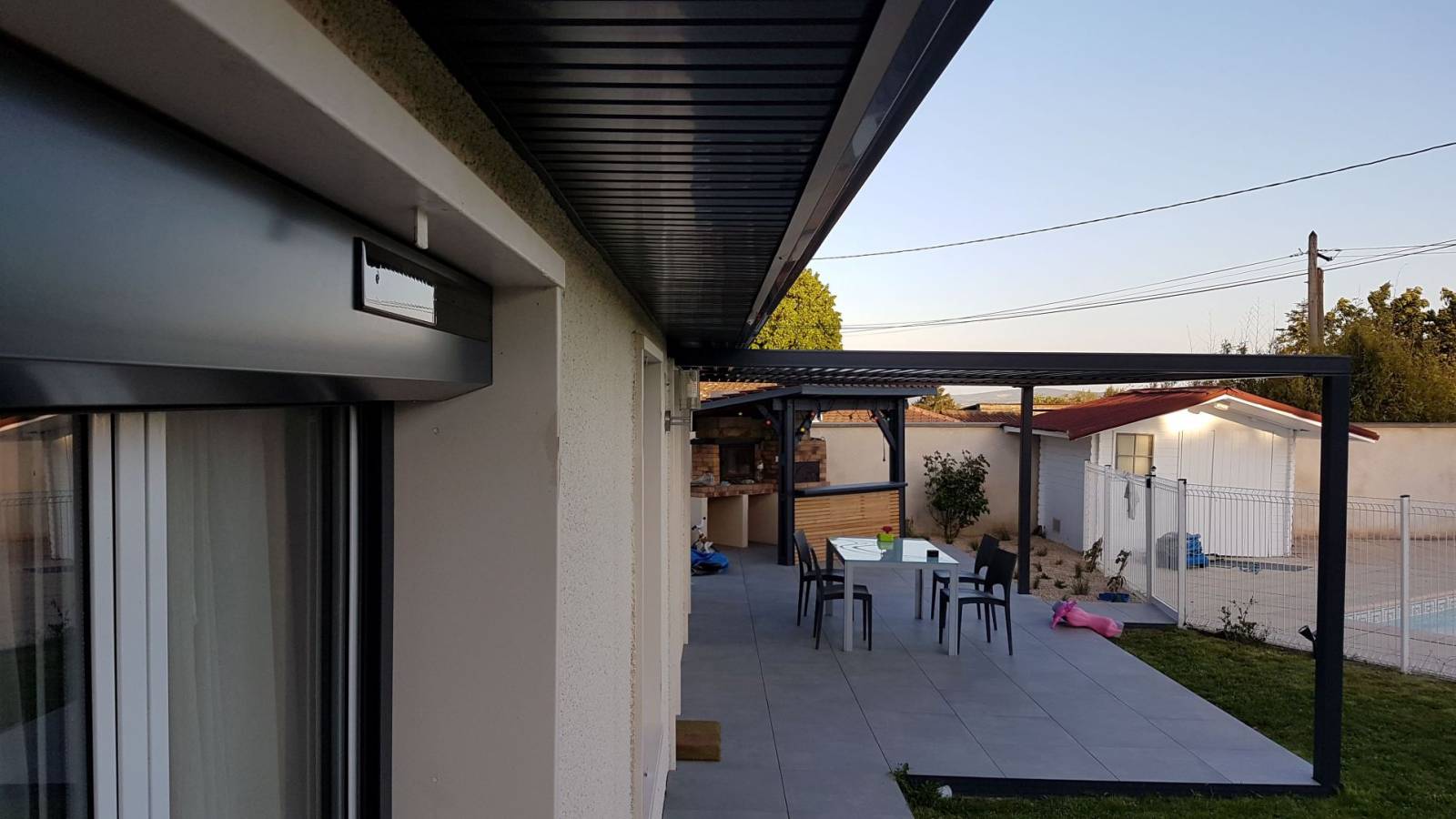 Installation de volets roulants solaires et autonomes avec motorisation intelligente et garantie haut de gamme au meilleur tarif Brignais (69530, Rhône)