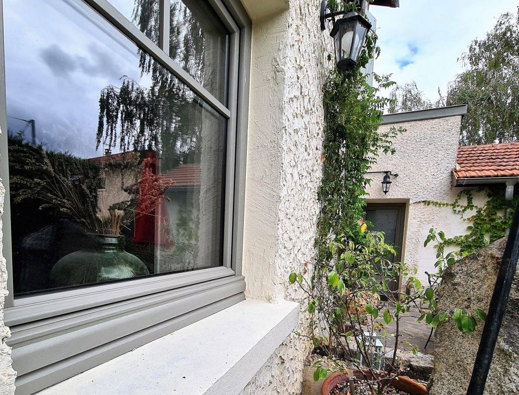 Pose de fenêtres en bois moderne à Beauvallon et le secteur de Mornant