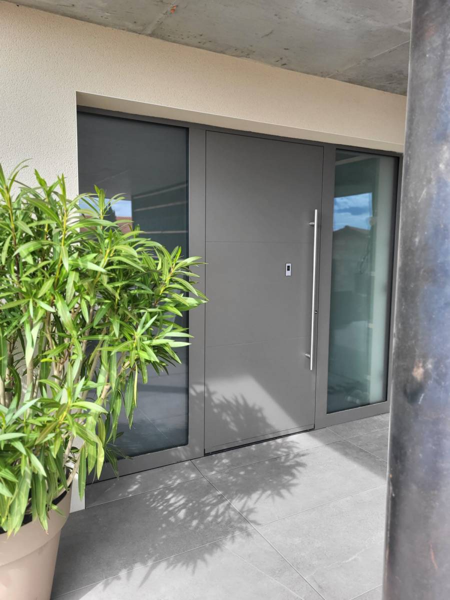 Porte d'entrée serrure électrique empreinte digitale Mornant 69 Rhône dans les Monts du Lyonnais