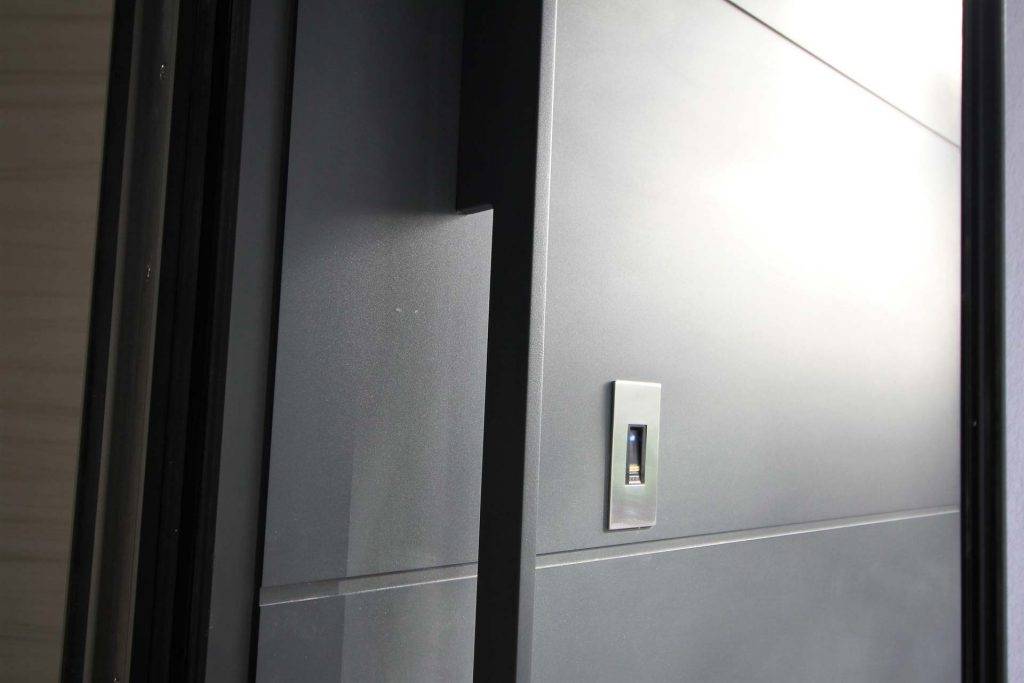 Installation de portes intérieures et extérieures en PVC à Craponne et dans les Monts du Lyonnais (69)