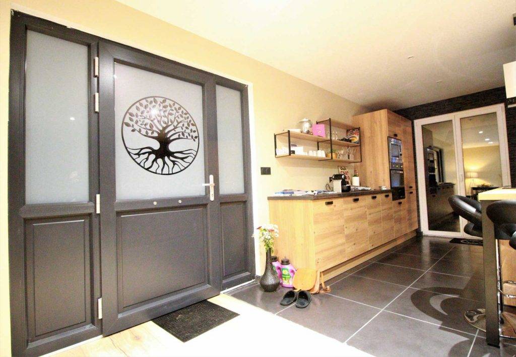 Création de porte d'entrée sur mesure : matériaux, couleur, vitrage à Saint-Genis-Laval et la région de Rive-de-Gier