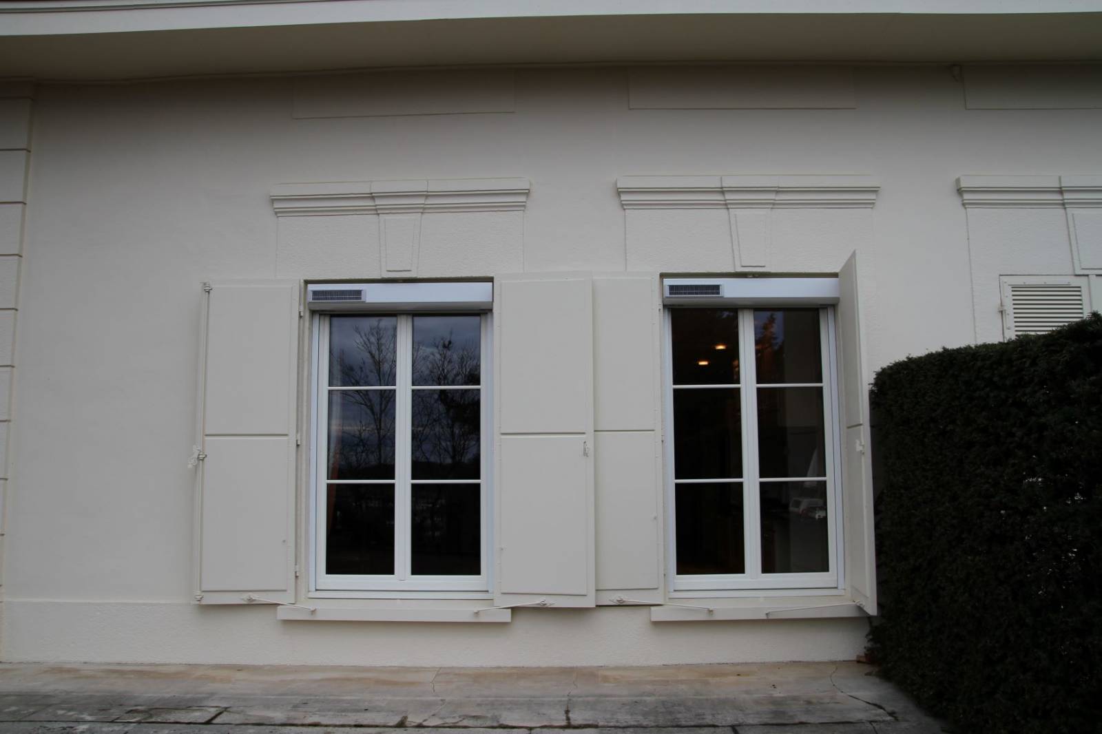 Pose volets roulants électriques solaires maison Echalas