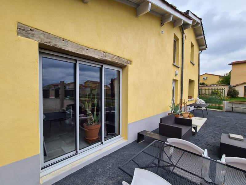 Pose d’une baie coulissante 3 vantaux à Condrieu en région Rhône-Alpes