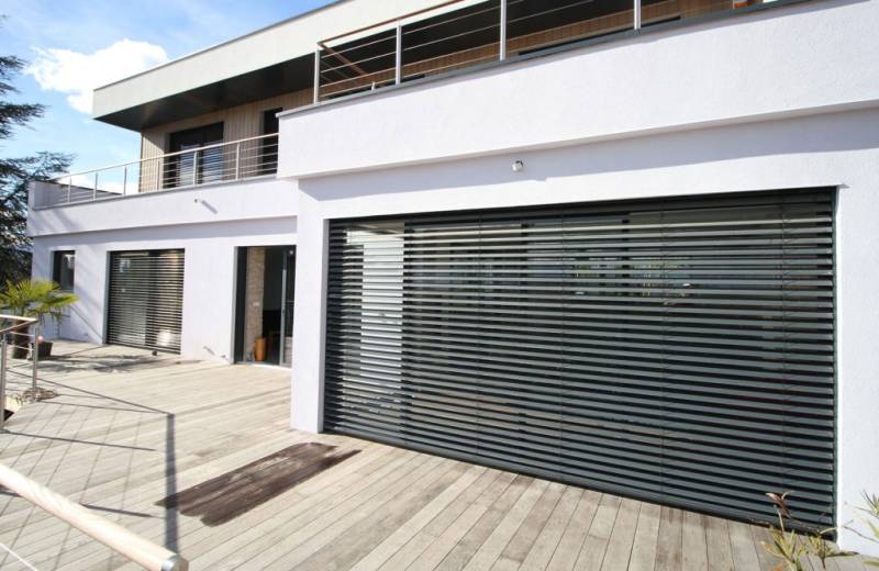Vente et installation de brises-soleil orientables BSO pour baie vitrée ou fenêtre à Brignais et le secteur de Craponne