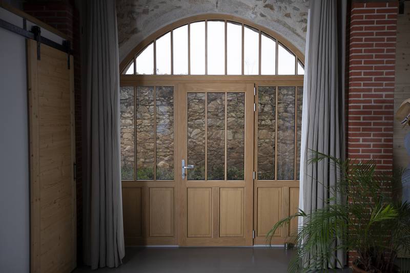 Pose de menuiseries de qualité en bois pour la construction ou rénovation de maison à L'Ouest de Lyon et en région Rhône-Alpes